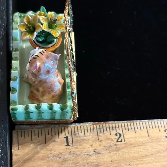 Limoges peint main "cat in flower bed" trinket box - Picture 9 of 9